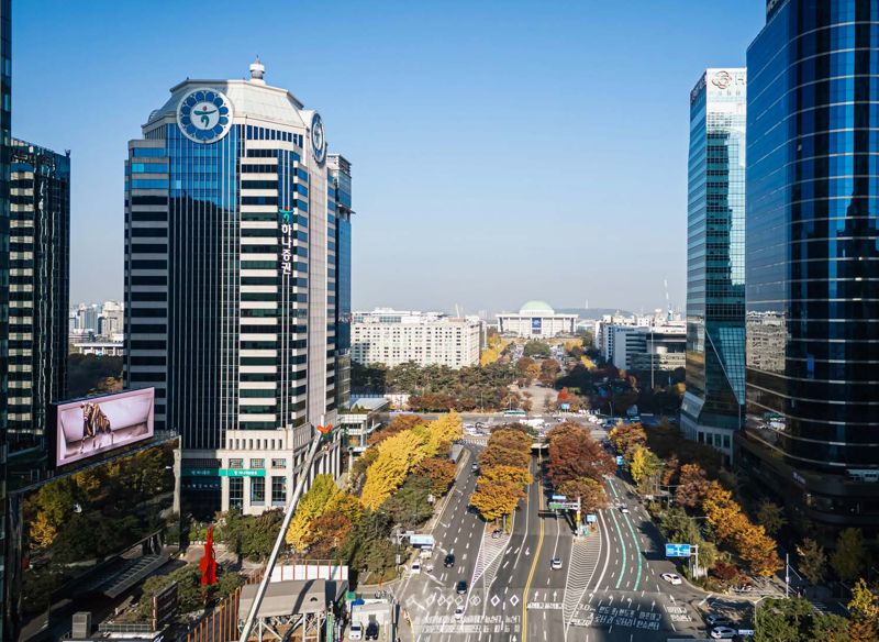 하나증권이 여의도 하나증권빌딩 매수선택권을 보유한 가운데 코람코더원리츠가 공개 매각 절차에 돌입했다. /코람코자산신탁