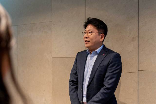 김동명 LG에너지솔루션 대표이사 사장이 11일 오전 서울 서초구 JW메리어트 호텔에서 열린 한국배터리산업협회 총회를 앞두고 취재진을 만나 발언하고 있다. /LG에너지솔루션