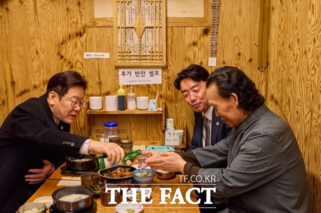 이재명 대통령이 9일 서울 종로구 통인시장 내 한 식당을 방문해 식당 주인과 식사를 하며 대화하고 있다. 이번 일정은 최근 일부 경제지표가 개선되는 흐름을 보이고 있지만 장바구니 물가 등 체감경기가 여전히 어렵다는 국민들의 목소리를 현장에서 직접 듣기 위해 마련됐다. /청와대