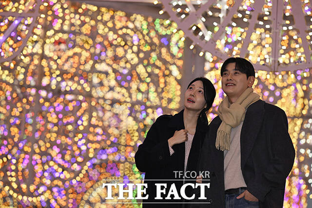 2026 롯데 루미나리에 Wish Shines on이 열리고 있는 11일 오후 서울 송파구 롯데월드타워 월드파크에서 모델들이 포즈를 취하고 있다. /송호영 기자