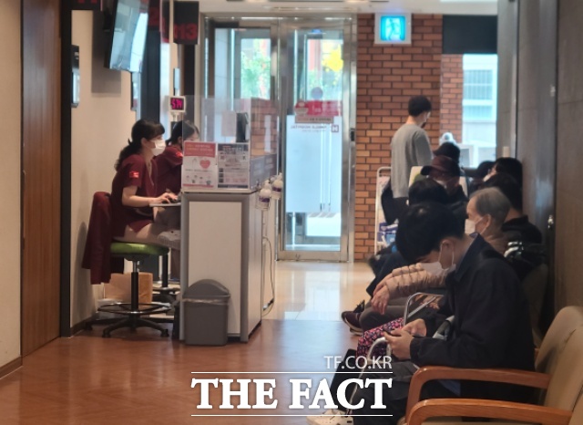 서울시는 오는 14일~18일 설 연휴 동안 응급환자 발생 대비 24시간 비상의료체계를 가동하고 문 여는 병의원·약국 총 1만3000여 개소를 운영한다고 11일 밝혔다. /더팩트 DB