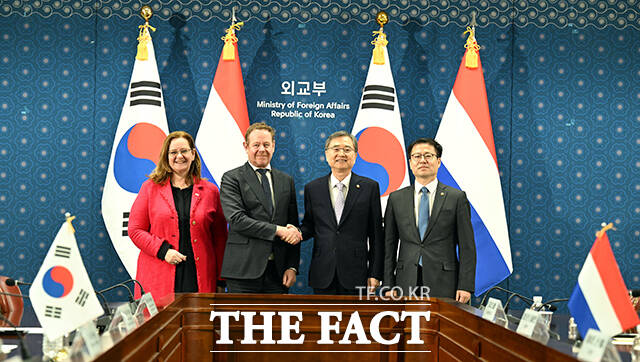 조현 외교부 장관(왼쪽 세 번째)과 다비드 반 베일 네덜란드 외교장관이 11일 오후 서울 종로구 외교부에서 열린 한-네덜란드 2+2 외교·산업 고위급 대화에 참석해 기념촬영을 하고 있다. 왼쪽부터 아우케 더 브리스 네덜란드 통상개발장관, 다비드 반 베일 네덜란드 외교장관, 조현 외교부 장관, 여한구 산업통상부 통상교섭본부장. /임영무 기자