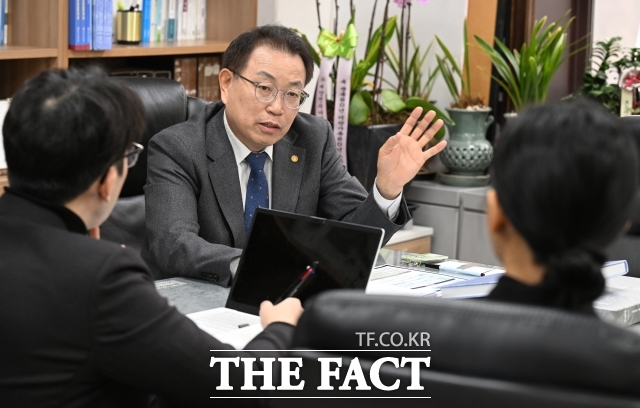 장 위원장은 지난 11일 남북 현안과 관련해 평화적 두 국가론은 통일을 지향하는 헌법 정신과 배치된다고 밝혔다. 아울러 북한의 적대적 두 국가 고착화에 따른 남북 단절과 관련해 비관만 할 단계는 아니다라고 평가했다. /종로=이새롬 기자