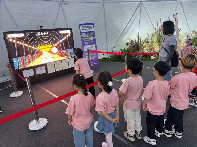 2025 나주영산강축제에서 방문객이 메타버스 지원센터 사업으로 제작된 메타버스 콘텐츠를 체험하고 있다. /나주시