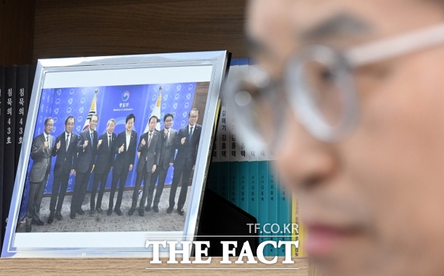 장 위원장은 지난 11일 통일부가 힘이 있을 때 남북문제를 풀어야 한다. 지금과 같은 방식으로는 안 된다고 강조했다. 사진은 이날 장 위원장이 <더팩트>와 인터뷰하는 가운데 정동영 통일부 장관 등과 함께 찍은 사진이 보인 모습. /종로=이새롬 기자