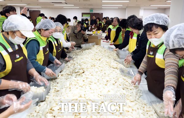 대전시 서구는 11일 구청 지하 다목적실에서 50여 명의 자원봉사협의회원들과 함께 관내 소외계층 300여 세대에게 설맞이 사랑의 떡국떡 나눔 행사를 진행했다. /대전시 서구