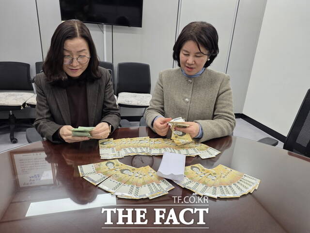 10일 전주시청에서 직원들이 익명의 시민이 건네고 간 성금을 세고 있다. /전주시