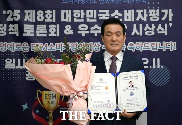 백성현 논산시장이 11일 국회도서관 대강당에서 열린 제8회 ESM 대한민국 소비자평가 인물 우수대상 시상식에서 우수대상을 수상하고 기념 촬영을 하고 있다. /김형중 기자