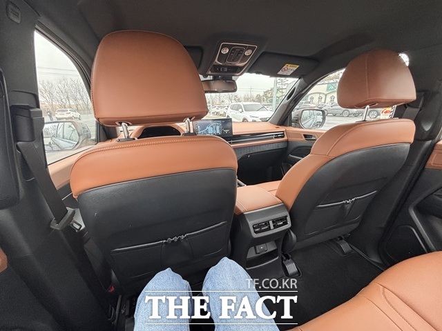 브라운 시트가 적용된 무쏘 2열 공간 모습. 성인 탑승자 기준으로 레그룸과 헤드룸이 여유 있는 편이다. /황지향 기자