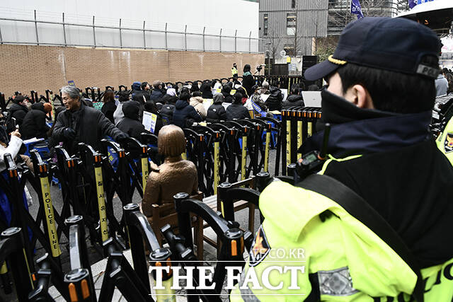 경찰이 폴리스 라인으로 평화의 소녀상을 둘러싸고 경계 근무를 서고 있다.