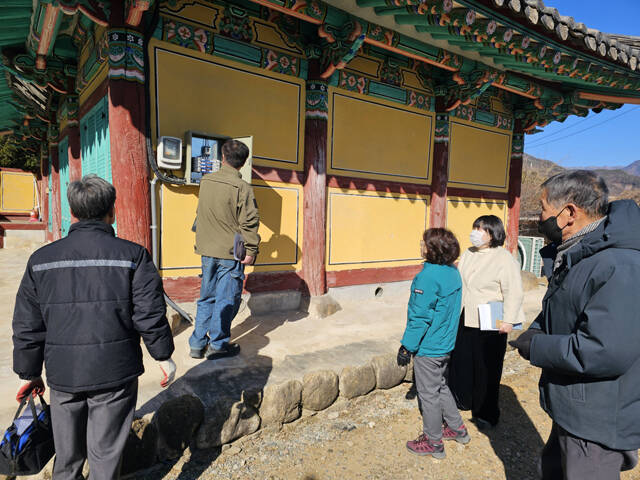 영주시는 9일부터 10일까지 국가유산 합동점검을 실시했다(풍기향교 점검모습). /영주시