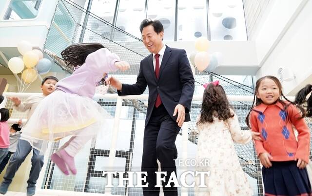 서울형 키즈카페를 올해 더 많은 곳에서 더 많은 아이들이 이용할 수 있게 된다. 키즈카페에서 아이들과 시간을 보내는 오세훈 시장 모습. /서울시