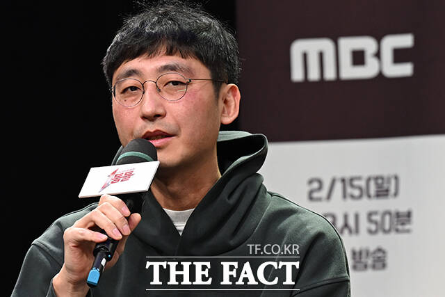 연출 맡은 채현석 PD가 인사말을 하고 있다.