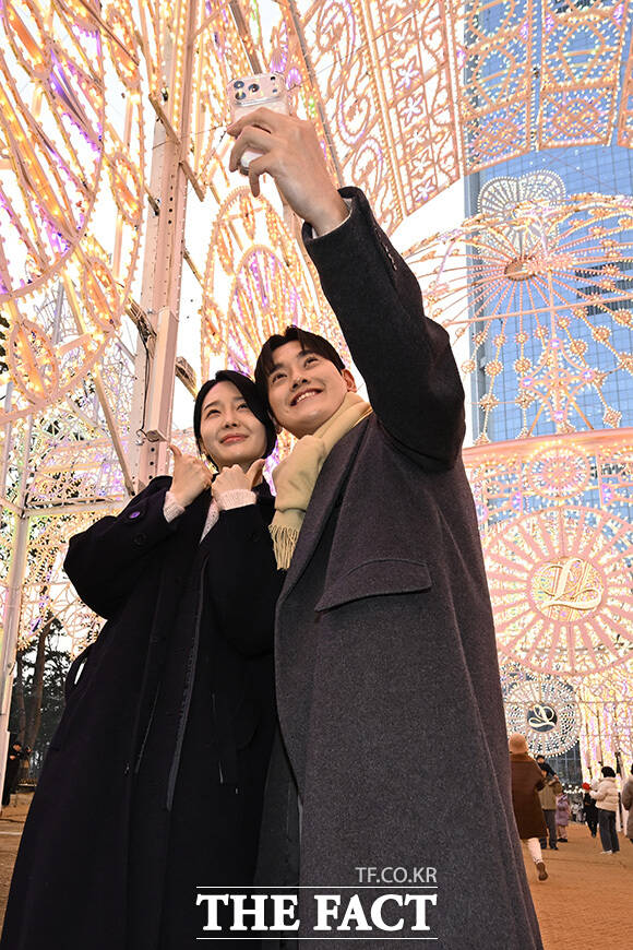 모델들이 웃음을 짓고 있다.