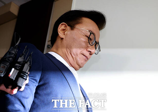 통일교 금품수수 의혹을 받는 전재수 전 해양수산부 장관이 2025년 12월 19일 서울 서대문구 경찰청 국가수사본부로 조사받기 위해 출석하고 있다. /이새롬 기자