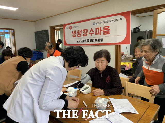 청양군 보건의료원이 관내 8개 마을회관을 순회하며 기초건강측정 및 신체수행능력 등을 검진하고 있다. /청양군