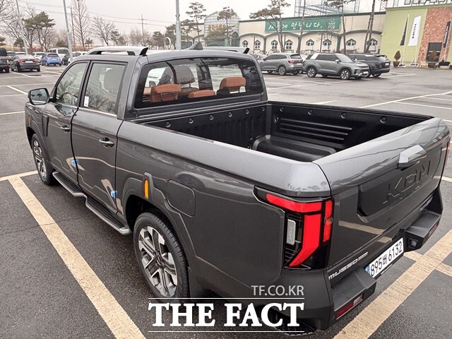 넉넉한 적재 공간을 갖춘 무쏘 데크 모습. /황지향 기자