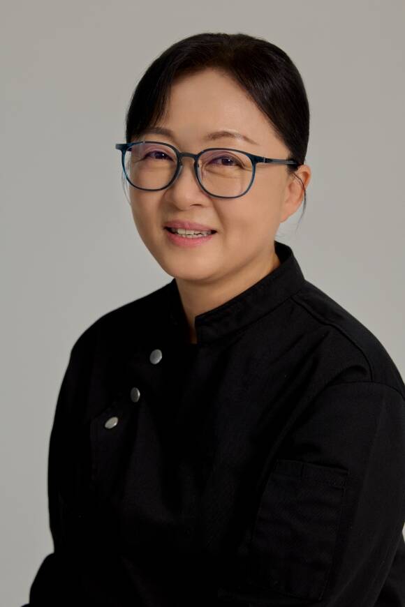 넷플릭스 흑백요리사 시즌1에 출연한 급식대가 이미영은 급식 조리사 퇴임 후 다양한 방송과 강연을 다니며 활동 중이다. /티엠씨엔터