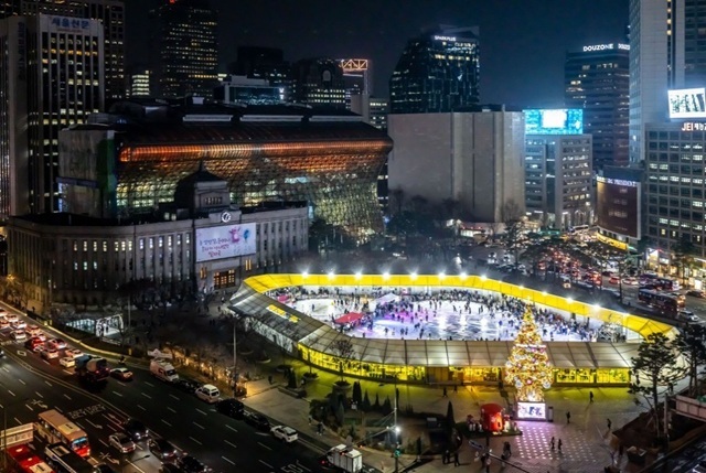 서울시는 서울광장 스케이트장 이번 시즌 총이용객이 18만701명으로 지난 시즌 대비 6.3% 증가했다고 11일 밝혔다. /서울시