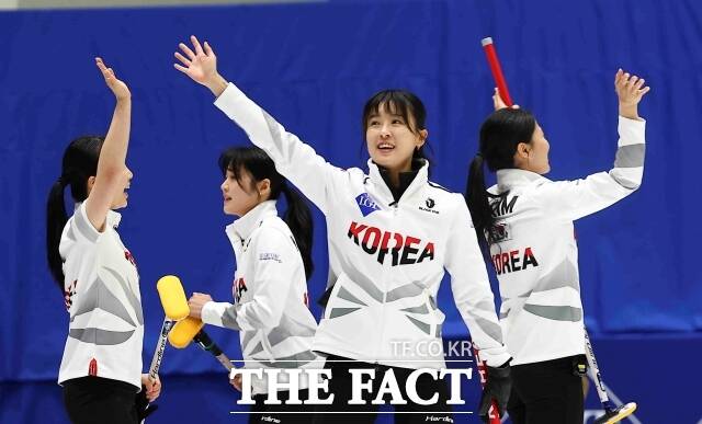 한국 여자 컬링 대표팀이 12일 진행되는 동계올림픽 라운드로빈 1차전에 출전하며 금빛 사냥에 나선다. /뉴시스