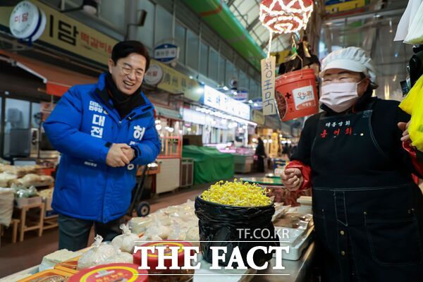 허태정 대전특별시장 예비후보가 10일 중리전통시장을 찾아 상인들과 소통하며 지역화폐인 온통대전 복원 의지를 다졌다. /허태정 예비후보