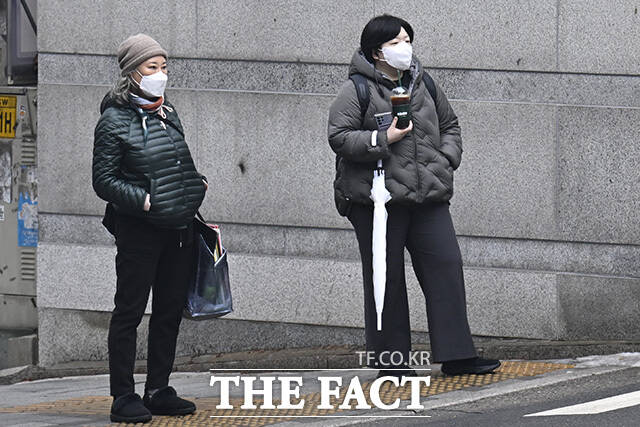 서울 서초구 서울중앙지방법원 인근을 지나는 시민들이 마스크를 쓰고 있다.