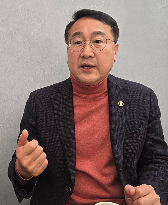 김인호 산림청장이 11일 정부세종청사 인근 식당에서 기자간담회를 열고 설 연휴 산불 대책 등에 대해 설명하고 있다./산림청