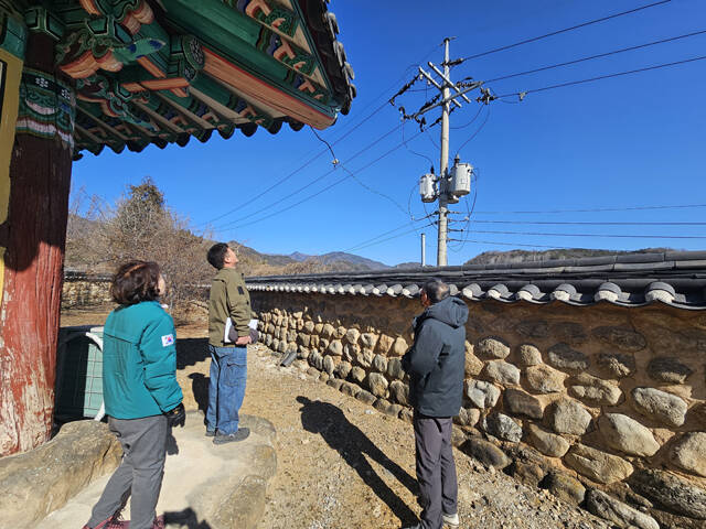 영주소방서 및 민간전문가와 함께 국가유산 합동점검을 실시하고 있다. /영주시