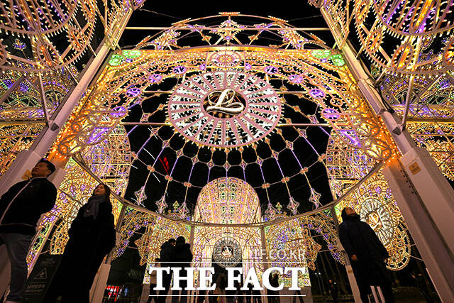 2026 롯데 루미나리에 Wish Shines on이 열리고 있는 11일 오후 서울 송파구 롯데월드타워 월드파크를 찾은 시민들이 즐거운 한때를 보내고 있다. /송호영 기자