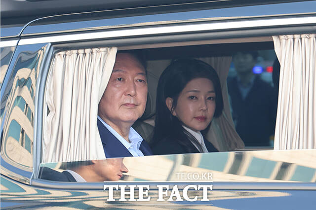 윤석열 전 대통령(왼쪽)과 김건희 여사가 지난해 4월 서울 용산구 대통령 관저에서 나와 서초동 사저로 향하고 있다. /서예원 기자