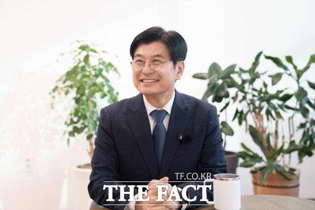 이춘희 전 세종시장이 지난 9일 자신의 선거사무소에서 <더팩트>와 인터뷰를 하고 있다. /이춘희 선거사무소