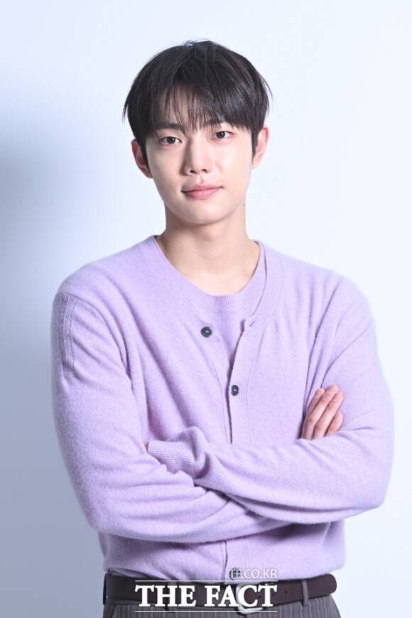 배우 조준영이 9일 오후 서울 마포구 상암동 <더팩트> 사옥에서 인터뷰에 앞서 포즈를 취하고 있다. /서예원 기자