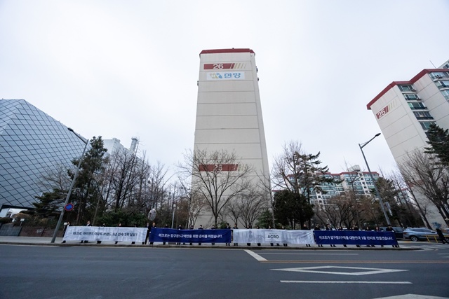 현대건설과 DL이앤씨가 압구정5구역 재건축 입찰 참여를 공식화했다. 사진은 압구정5구역 인근에서 조합원들에게 출근길 인사를 하는 DL이앤씨 임직원들이다. /DL이앤씨