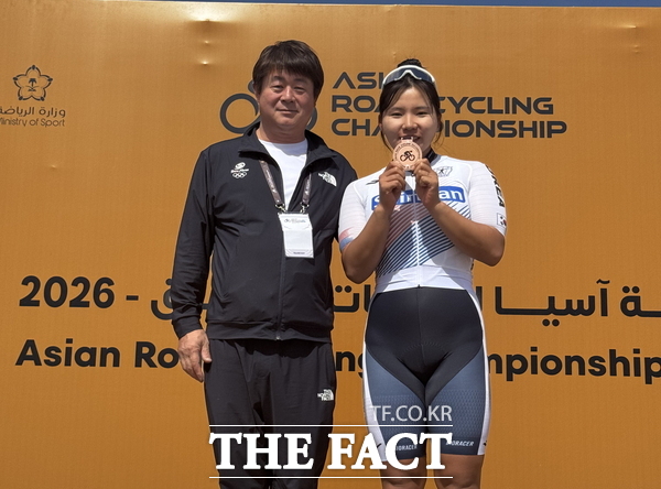 금산군청 소속 신지은이 2026 도로 아시아선수권대회 시상식에서 기념사진을 찍고 있다. /금산군