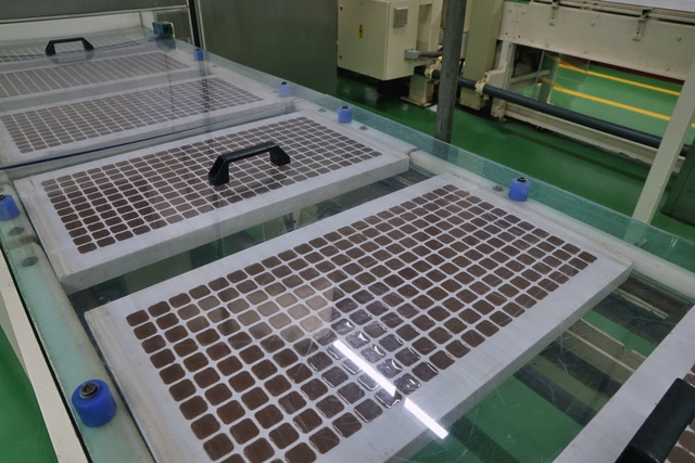 지난 10일 찾은 롯데웰푸드 양산공장에서 성형 작업을 거친 ABC초콜릿 제품이 생산돼 나오고 있다. /롯데웰푸드