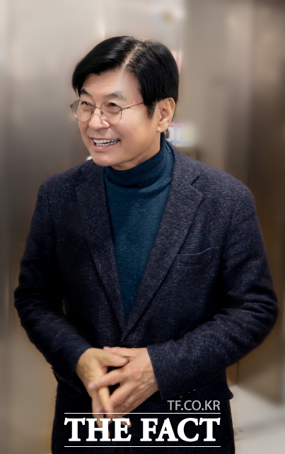 이춘희 전 세종시장이 시민과 대화를 하고 있다. /이춘희 선거사무소.