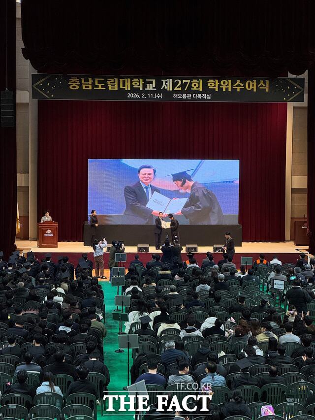 11일 충남도립대 해오름관서 열린 제27회 학위수여식에서 김태흠 지사가 표창을 수여하고 있다. /충남도립대