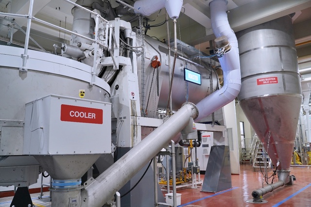 지난 10일 찾은 롯데웰푸드 양산공장에서 카카오 BTC 라인 내 신형 쿨러와 로스터가 돌아가고 있다. /롯데웰푸