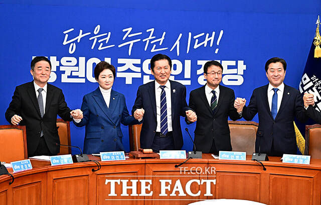 정청래 더불어민주당 대표가 11일 오전 서울 여의도 국회에서 열린 최고위원회의에 참석해 최고위원들과 손을 잡고 인사하고 있다. 왼쪽부터 강득구 최고위원, 이언주 최고위원, 정 대표, 한병도 원내대표, 황명선 최고위원. /국회=배정한 기자