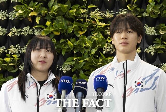 크로스컨트리 이의진 선수(왼쪽) 포함 한국 선수 2명이 스키에서 금지된 불소 왁스가 검출되며 예선 실격 처리됐다. /뉴시스