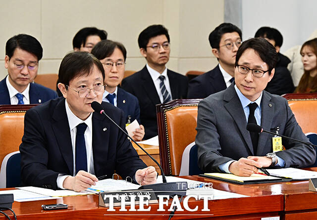 질의에 답변하는 이찬진 금융감독원장(왼쪽).