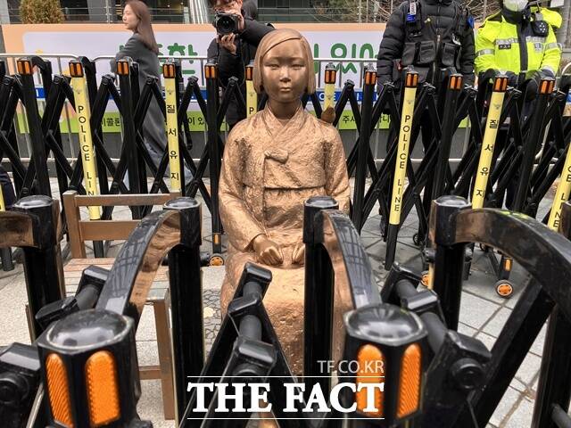 일본군 성노예제 문제 해결을 위한 수요시위(수요시위가 4년3개월 만에 평화의 소녀상 옆자리를 되찾았다. 시민들은 일본군 위안부 피해자들을 모욕한 극우단체에 대한 엄정 수사 및 처벌을 촉구했다. /이다빈 기자