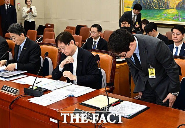 고개숙여 사과하는 이재원 빗썸 대표.