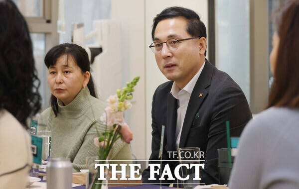 박희조 대전시 동구청장이 11일 동구통합가족센터에서 열린 동구살롱에 어서오세요 간담회에서 다문화가정 부모들과 대화를 나누고 있다. /대전시 동구