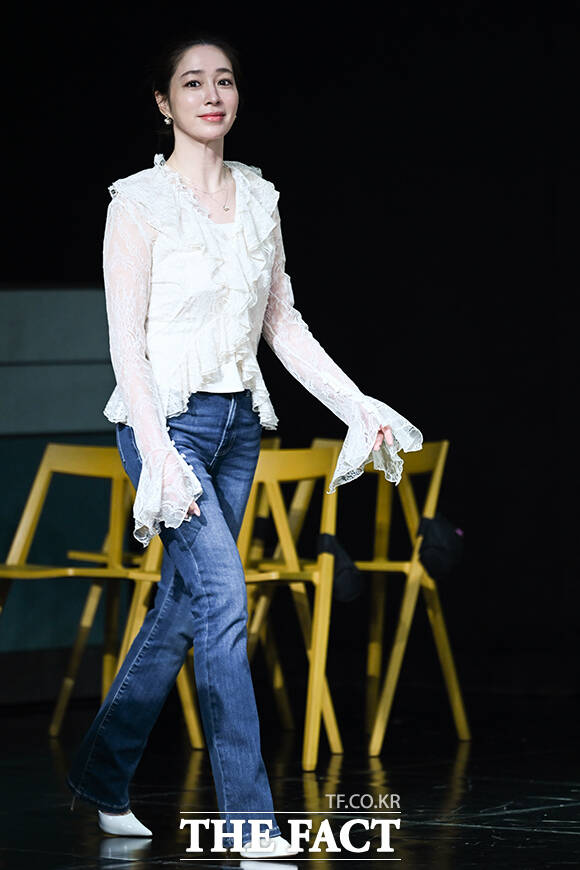 첫 음악 오디션 MC에 도전하는 배우 이민정이 11일 오전 서울 마포구 MBC에서 열린 새 예능 프로그램 1등들 제작발표회에 참석하고 있다. /남윤호 기자