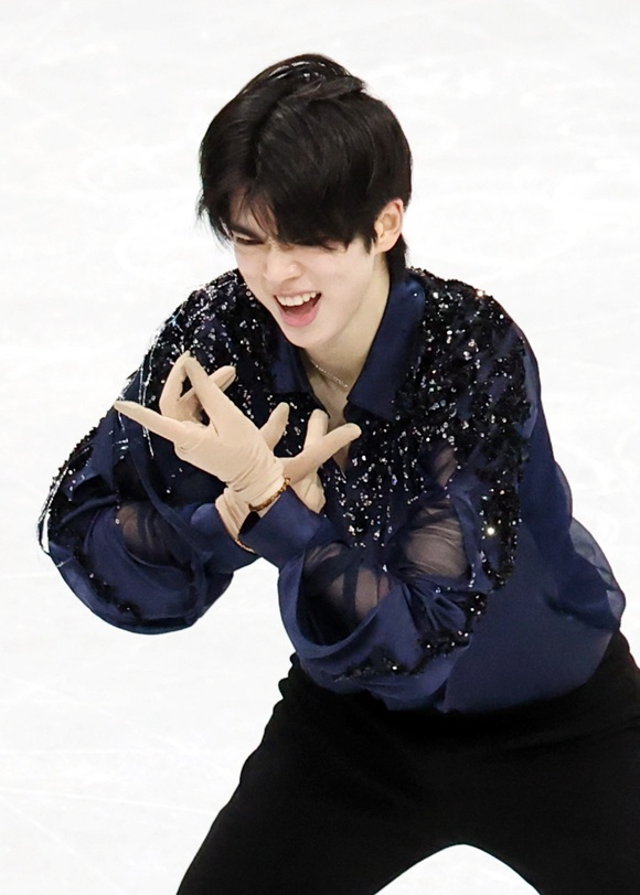 피겨 스케이팅 남자 싱글 간판 차준환(서울시청)이 2026 밀라노·코르티나담페초 동계 올림픽 개인전 쇼트 프로그램에서 총점 92.72점을 기록해 중간 순위 1위에 올랐다. /뉴시스