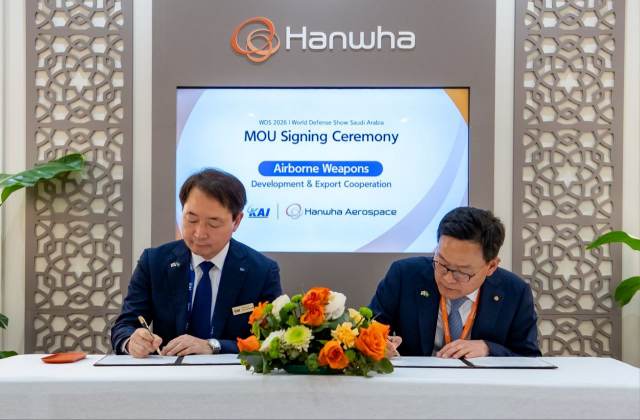 (왼쪽부터) 차재병 KAI(한국항공우주산업) 대표이사 대행과 손재일 한화에어로스페이스 대표가 9일(현지시간) 국산항공 무장 개발 통합 및 수출 공동마케팅 업무협약서(MOU)에 서명했다. /KAI