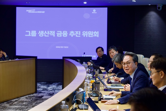 진옥동 신한금융그룹 회장이 11일 오전 서울 중구 신한금융그룹 본사에서 열린 그룹 생산적 금융 추진위원회에 참석해 그룹사 경영진들과 이야기를 나누고 있다. /신한금융그룹