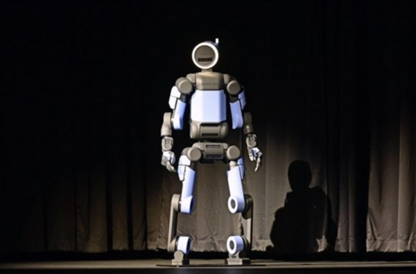 현대자동차그룹 보스턴다이내믹스 아틀라스가 지난달 5일(현지시간) 미국 라스베이거스 CES 2026 현대차그룹 미디어 행사에서 참가자들에 인사를 하고 있다. /현대자동차그룹