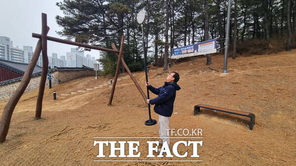 금산군 관계자가 유아숲체험원 안전점검을 실시하고 있는 모습 /금산군